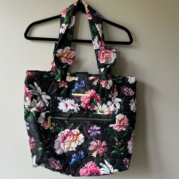 NWOT Betsey Johnson weekender NWT) black Floral quilted tote bag shoulder straps - Picture 2 of 8